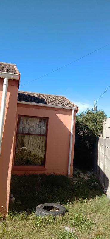 4 Bedroom Property for Sale in Ilitha Park Western Cape